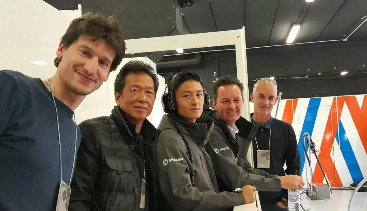 Rio Haryanto bersama ayahnya, Sinyo Haryanto (kedua dari kiri), manajernya Piers Hunnisett, dan kedua pelatihnya di paddock Manor Racing di Sirkuit Catalunya, Barcelona, (23/2/2016). (Bola.com/Rio Haryanto Media)