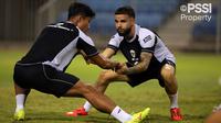 Pemain Timnas Indonesia, Calvin Verdonk (kanan) melakukan pemanasan bersama Wahyu Prasetyo saat mengikuti latihan menjelang laga Kualifikasi Piala Dunia 2026 melawan Bahrain di Hamad Town Youth &amp; Sports Ground pada Senin (07/10). (Dok. PSSI)