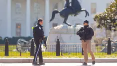 Petugas bersenjata berjaga di Lafayette Park, seberang Gedung Putih, Washington, Amerika Serikat, Sabtu (3/3). Petugas menutup akses pejalan kaki di kawasan itu setelah seorang pria bunuh diri di depan Gedung Putih. (AP Photo/Pablo Martinez Monsivais)