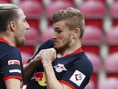 Pemain RB Leipzig, Timo Werner dan Kevin Kampl, melakukan selebrasi usai membobol gawang Mainz 05 di Mainz, Minggu (24/5/2020). RB Leipzig menang dengan skor 5-0 atas Mainz 05. (AP/Kai Pfaffenbach)