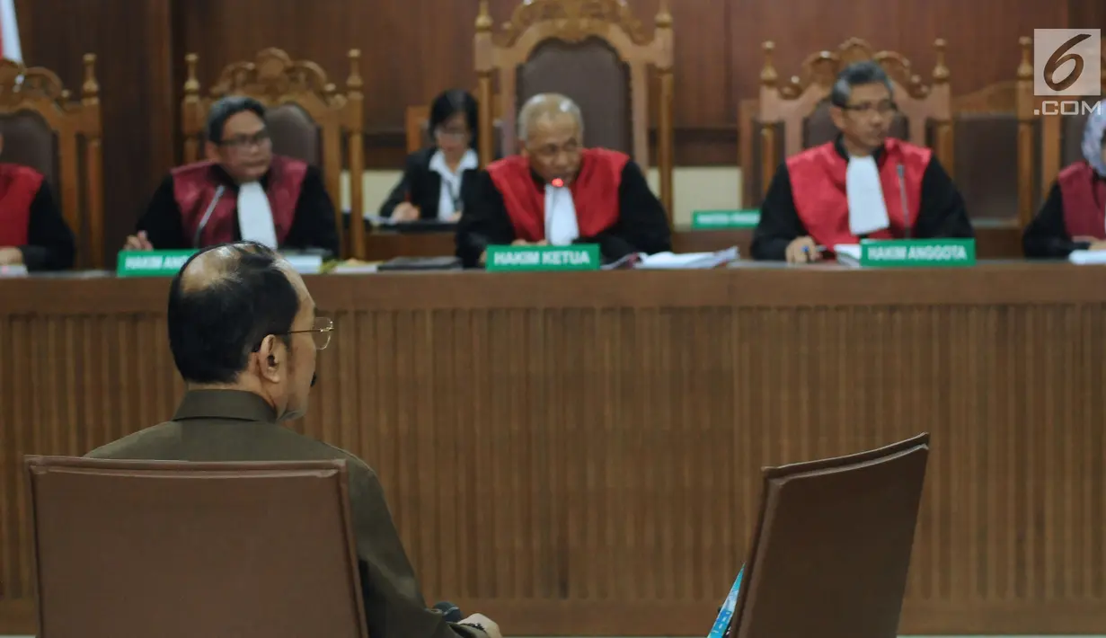 Mantan pengacara Setya Novanto, Fredrich Yunadi saat sidang putusan sela di Pengadilan Tipikor, Jakarta, Senin (5/3). Sidang dugaan merintangi penyidikan dugaan korupsi e-KTP dilanjutkan dengan agenda pemeriksaan saksi. (Liputan6.com/Helmi Fithriansyah)