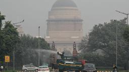 Ibu Kota India, New Delhi diselimuti kabut asap polusi udara yang menyebabkan kualitas udara di sejumlah daerah sekitar menjadi sangat buruk. (Money SHARMA/AFP)