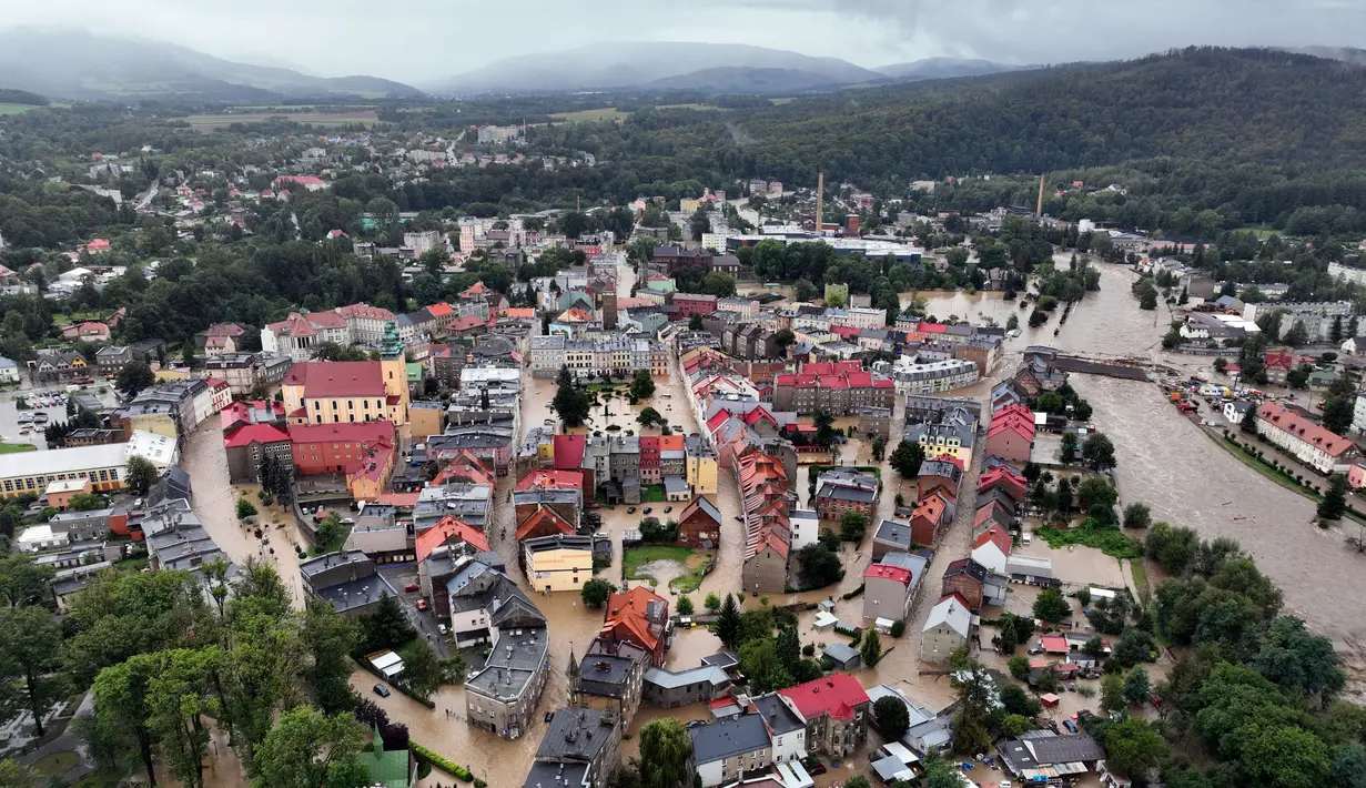 Foto udara yang diambil pada tanggal 15 September 2024 ini menunjukkan pemandangan pusat kota yang terendam banjir di Glucholazy, Polandia selatan. (Sergei GAPON/AFP)