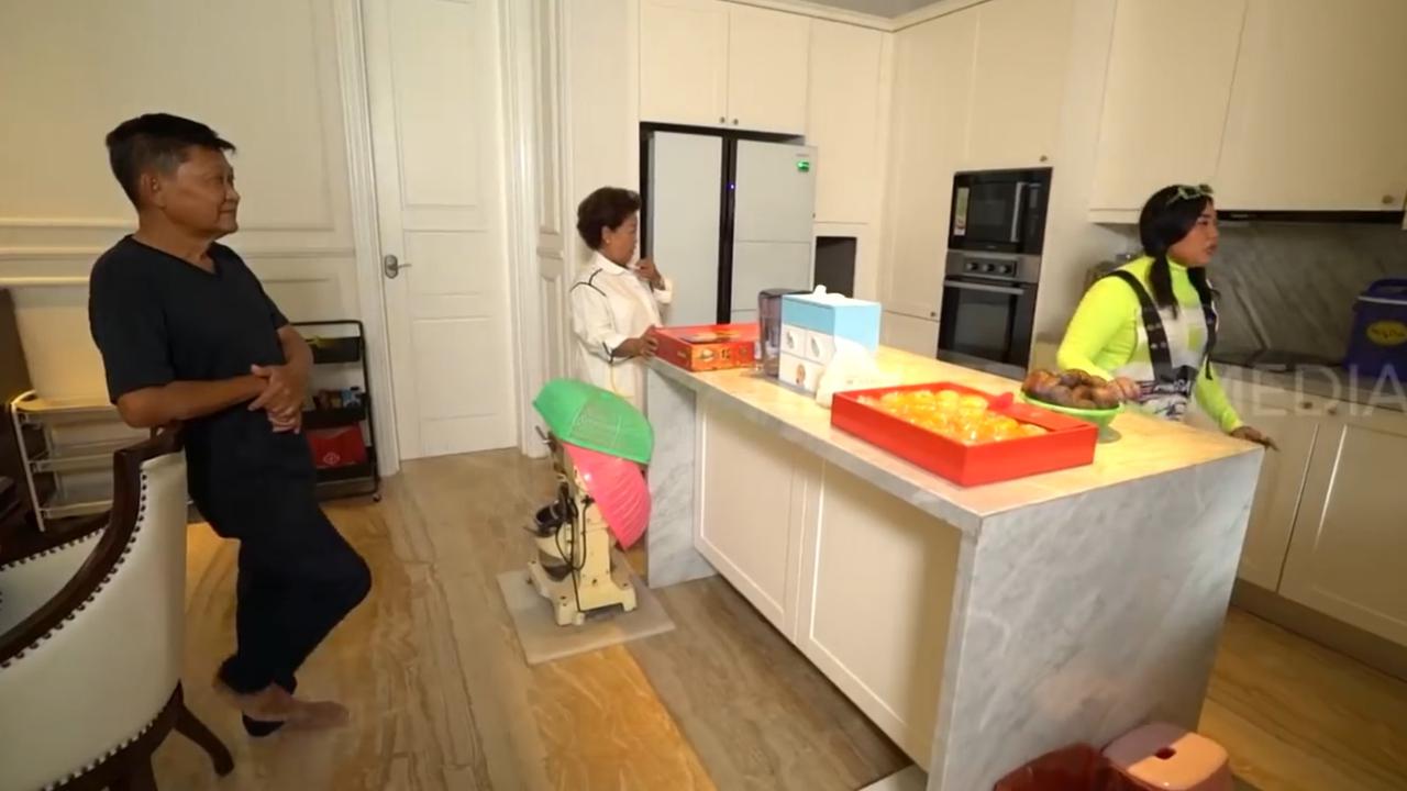 5 Potret Dapur di Rumah Mewah Pengusaha Sambal Bu Rudy, Kompor Induksi Setipis Talenan Gak Ngerti Cara Pakainya
