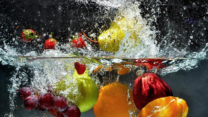 Nggak perlu buang waktu. Kamu bisa cuci buah dan sayuran dalam sekejap dengan cara ini. (Via: truthnhealth.com)