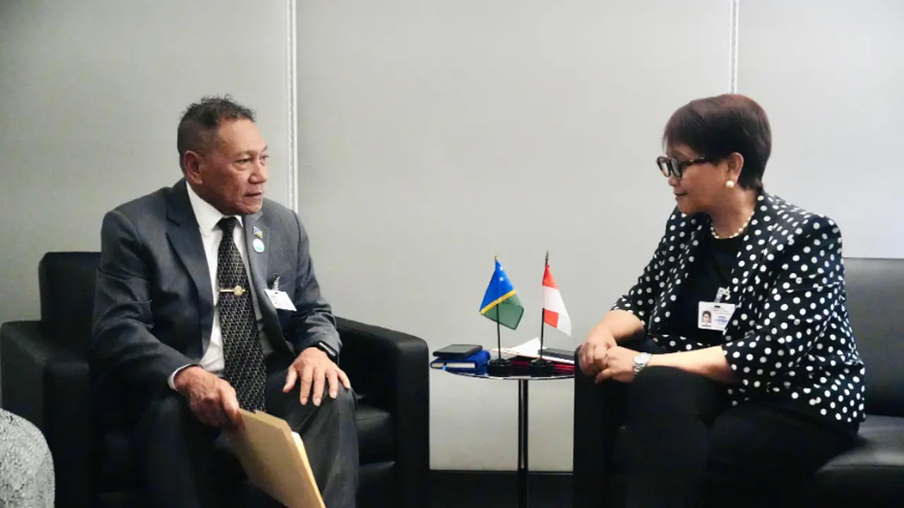 Menteri Luar Negeri Republik Indonesia Retno Marsudi mengadakan pertemuan bilateral dengan Menteri Luar Negeri dan Perdagangan Eksternal Kepulauan Solomon, Hon. Peter Shanel Agovaka, MP (Dok. Kemlu RI).