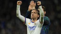 Luka Modric terpilih sebagai man of the match di laga Real Madrid vs Chelsea tadi malam. Pemain asal Kroasia tersebut berhasil memberikan satu asis untuk gol penyama agregat menjadi 4-4. Dalam 120 menit, ia membuat total 1 tembakan, 89 sentuhan, 1 umpan kunci, 89% umpan sukses. (AP/Manu Fernandez)