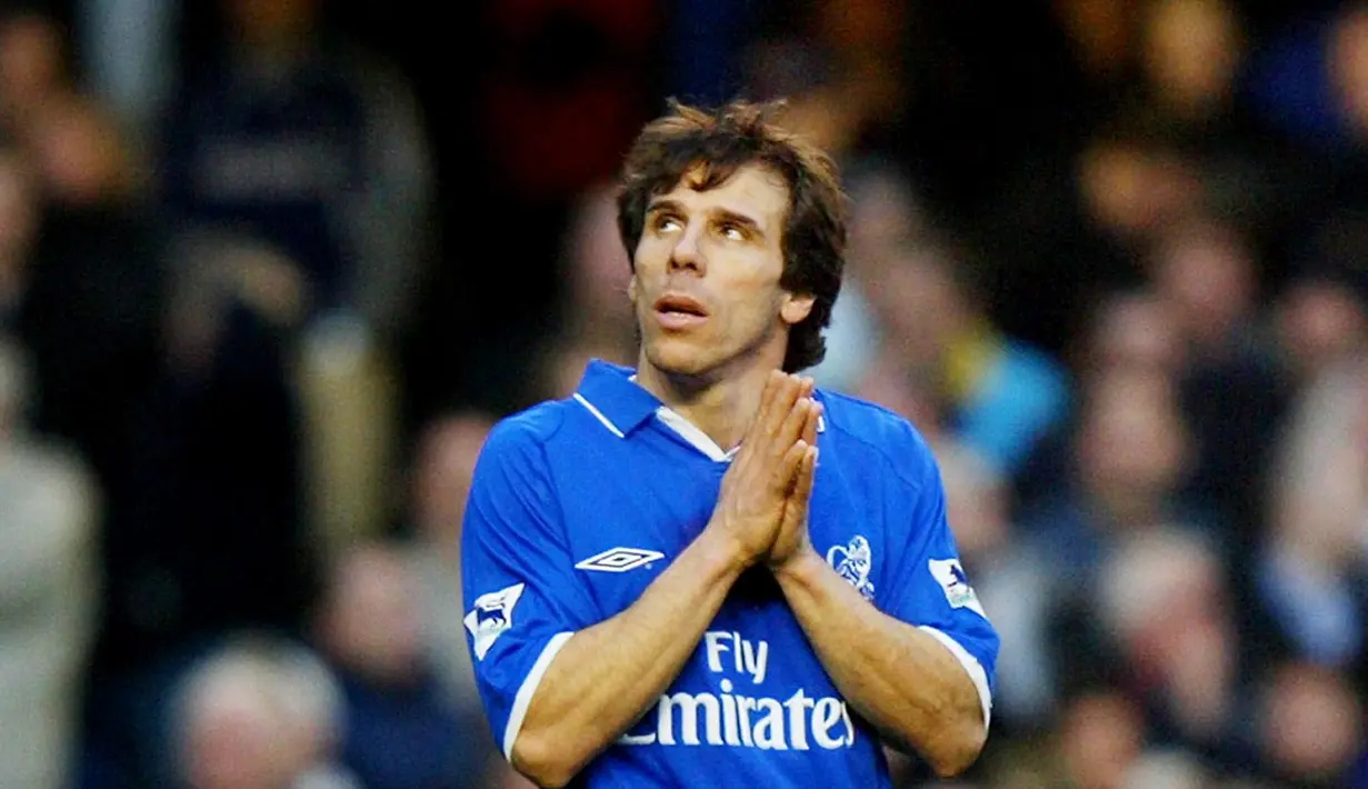 4. Gianfranco Zola (Chelsea) - Pria 51 tahun ini merupakan legenda The Blues. Meski tidak ada pernyataan khusus dari Chelsea untuk memensiunkan nomor 25. Namun sejak ia pensiun, saat itu pula nomor tersebut tak ada yang memakai. (AFP/Adrian Dennis)