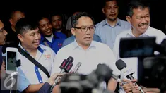 Putra mantan Gubernur DKI Jakarta Ali Sadikin, Boy Sadikin, memberikan keterangan pers dirumahnya, Jakarta, Rabu (28/9). Boy menjelaskan pertemuan dengan sejumlah pimred membahas perkembangan politik sepekan terakhir. (Liputan6.com/Gempur M Surya)