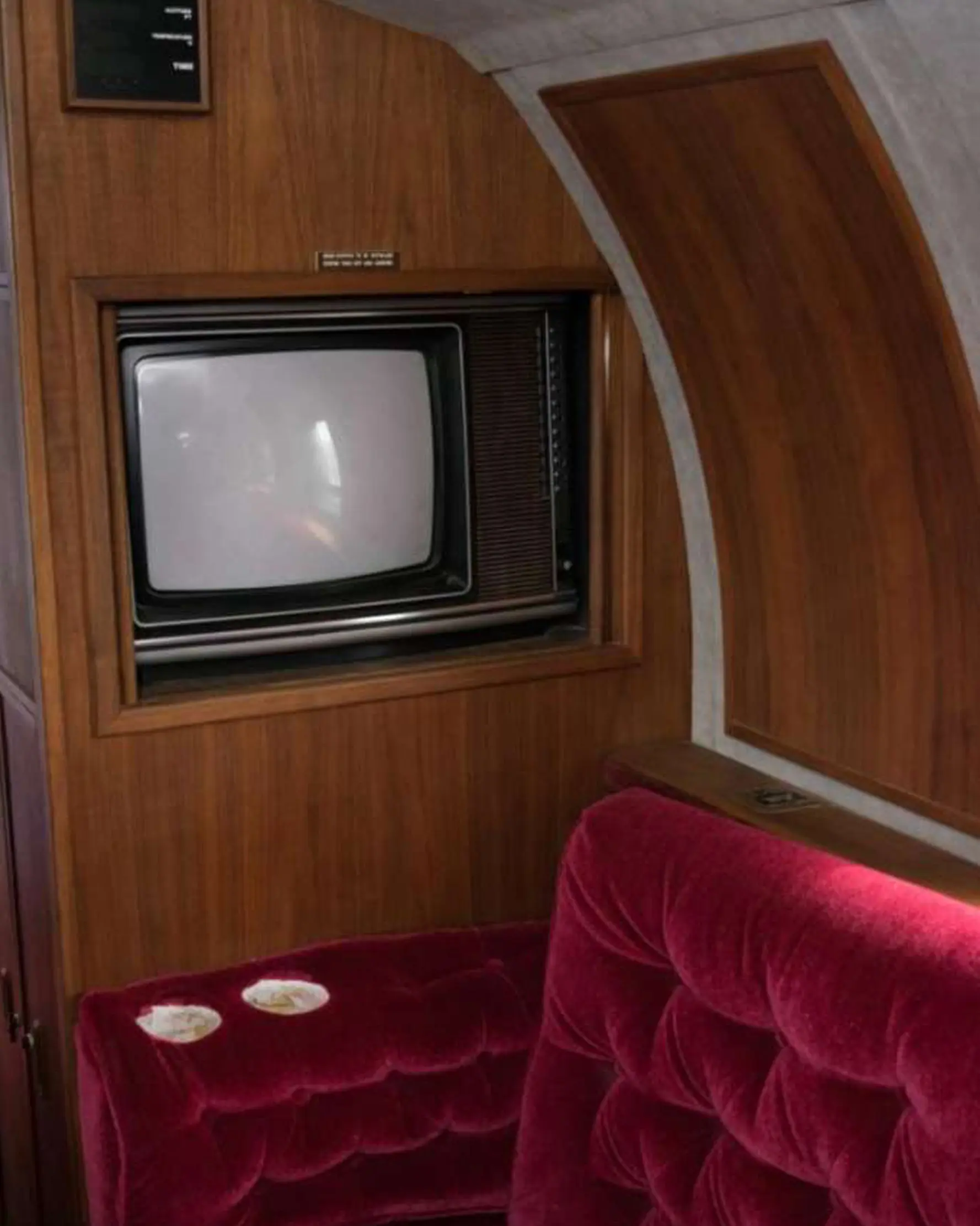 Televisi yang berada dalam jet pribadi yang pernah dimiliki oleh Elvis Presley yang berada di landasan pacu di New Mexico, AS. Interior pesawat ini di desain dengan warna emas, ornamen kayu dan jok beludru merah. (GWS Auctions, Inc. via AP)