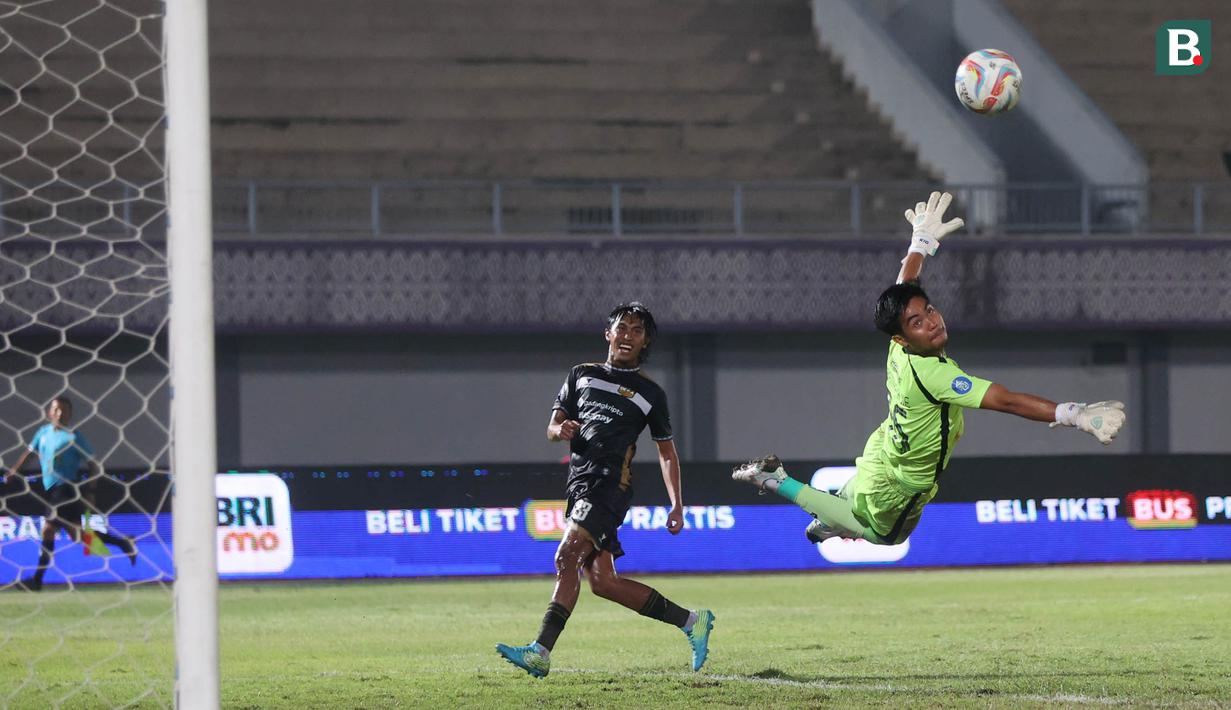 Kiper Persita Tangerang, Kartika Ajie, berusaha menghalau tendangan pemain Dewa United, Ady Setiawan, pada laga BRI Liga 1 di Stadion Indomilk Arena, Tangerang, Kamis (27/3/2024). (Bola.com/M Iqbal Ichsan)