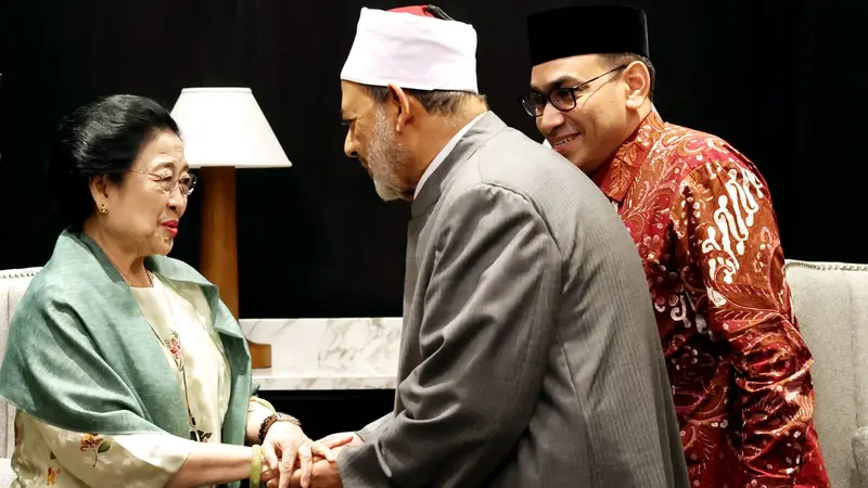 Presiden Kelima RI Prof.Dr.(H.C.) Megawati Soekarnoputri berbincang hangat dan akrab Imam Besar Al Azhar Prof Dr. Ahmed El-Tayeb (Istimewa)
