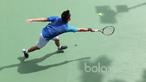 Petenis Indonesia, David Susanto mencoba mengembalikan bola saat melawan petenis Prancis, Enzo Couacaud pada laga perdelapan final Combiphar Indonesia Open 2017 di Hotel Sultan, Rabu (8/2/2017). David kalah 6-4, 3-6, 6-4. (Bola.com/Nicklas Hanoatubun)