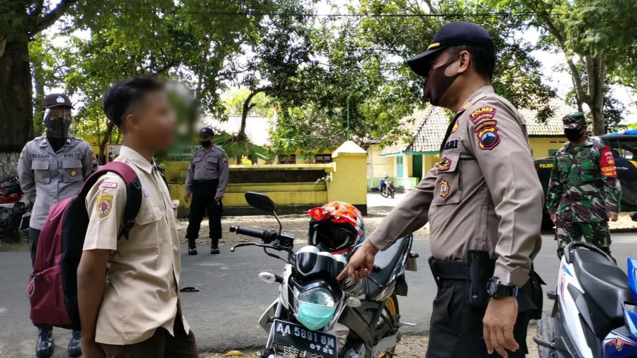 Pelajar di Kebumen yang pasang masker di lampu motor terjaring razia yustisi masker dan protokol kesehatan. (Foto: Liputan6.com/Polres Kebumen)
