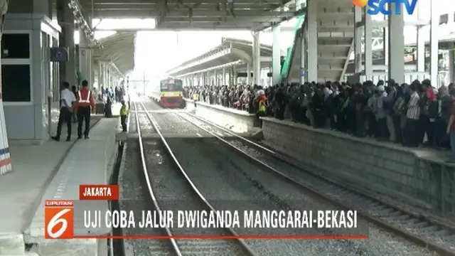 Uji coba jalur dwiganda, kereta Commuter Line dari arah Manggarai ke Bekasi mengalami keterlambatan.