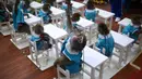 Seekor monyet mengangkat tangannya saat belajar di sekolah pelatihan kebun binatang di Dongying, China timur, 26 Januari 2016. Belasan monyet dilatih di sekolah itu sebagai bagian dari perayaan Tahun Monyet yang mulai pada 8 Februari (AFP PHOTO/WANG Zhao)