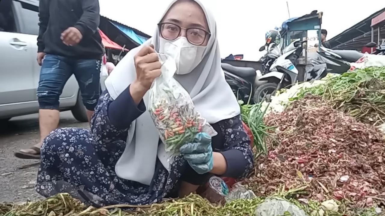Zaman Lagi Susah, Wanita Ini Rela Mulung Sayuran di Pasar Induk Kramat Jati Dibanjiri Pujian dari Netizen
