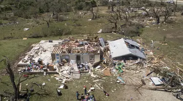 Sebuah rumah rusak setelah tornado melanda di FM 2843 dan Cedar Valley Road dekat Salado, Texas (13/4/2022). Tornado dengan kekuatan signifikan menyebabkan operasi penyelamatan karena beberapa rumah rusak atau hancur, kata para pejabat. (Jay Janner/Austin American-Statesman via AP)