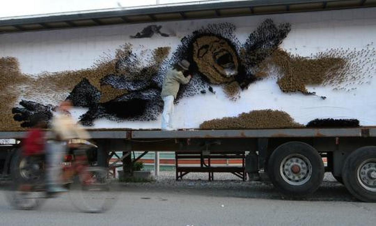 Melukis wajah Michael Jackson dengan ribuan kuas cat