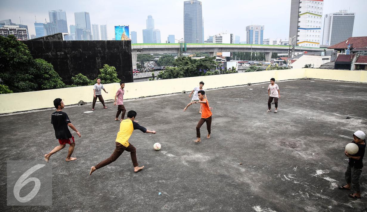 Pemandangan atap gedung Pasar Mampang yang dijadikan tempat bermain futsal sejumlah rejama, Jakarta, Rabu (12/7). Karena minimnya lahan bermain di Jakarta, sehingga mereka terpaksa memanfaatkan tempat yang bukan semestinya. (Liputan6.com/Faizal Fanani)