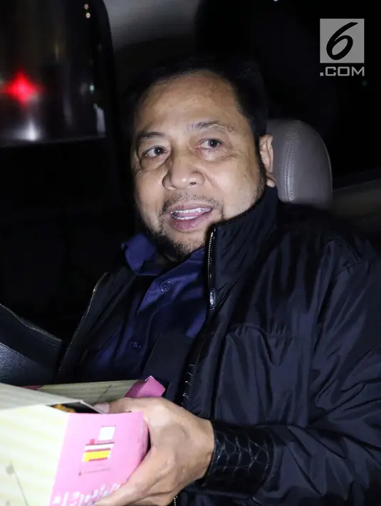 Terpidana korupsi E-KTP, Setya Novanto naik mobil tahanan KPK usai menjalani pemeriksaan di Jakarta, Kamis (12/9/19). SN diperiksa sebagai saksi kasus tindak pidana korupsi Pengadaan Paket Penerapan E-KTP dengan tersangka Dirut PT Sandipala Arthaputra Paulus Tannos. (Liputan6.com/Helmi Fithriansyah)