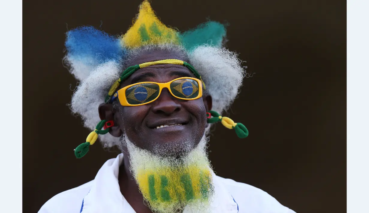  Aksi seorang suporter Brasil saat sesi latihan Timnas Brasil jelang melawan Jepang dalam laga persahabatan sebagai persiapan Olimpiade Rio 2016 di Stadion Serra Dourada, Goiania, Brasil, (29/07/2016). (Reuters/Ueslei Marcelino)