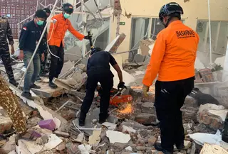 Anggota Tim SAR gabungan mengevakuasi korban terdampak gempa bumi berkekuatan magnitudo 7,7 di Maumere, Nusa Tenggara Timur, Sabtu, 15 Agustus 2026. (Basarnas)