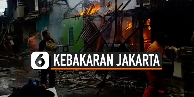 VIDEO: Kebakaran 4 Rumah Kontrakan di Kelapa Gading