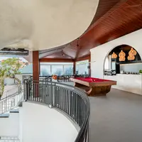 Sebuah destinasi gaya hidup di mana hari berjalan perlahan dan malam hadir dengan kebersamaan yang mengalir alami, dengan ruang-ruang sosial yang terbuka bagi tamu maupun komunitas lokal.