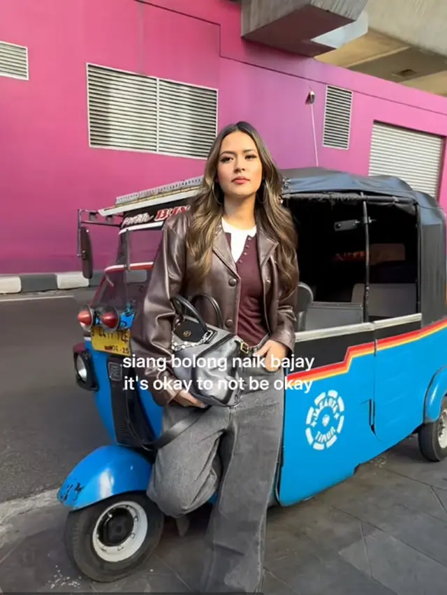 Gaya Skena Raisa Naik Bajaj di Jakarta, Tenteng Tas Branded Seharga Rp75 Jutaan