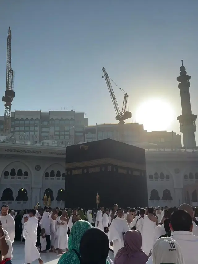 Potret Beby Tsabina Jalani Umroh dengan Suami. (instagram/bebytsabina)