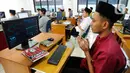 Santri berdoa sebelum kegiatan belajar dalam kelas di Pesantren Teknologi Informasi dan Komunikasi (PeTIK) di Rangkapan Jaya, Pancoran Mas Depok, Jawa Barat, Senin (31/10/2022). Setiap tahunnya  50  santri dari seluruh Indonesia belajar secara gratis mengenai komputer, program dan jaringannya di  Pesantren Teknologi untuk dhuafa ini yang sumber pendanaannya berasal dari potongan gaji karyawan PLN dan dikelola Yayasan Baitul Maal (YBM) PLN. (merdeka.com/Arie Basuki)