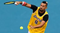 Petenis Australia, Nick Kyrgios mengenakan jersey basket Kobe Bryant saat melawan Rafael Nadal dari Spanyol pada babak keempat Australia Terbuka 2020 di Melbourne, Senin (27/1/2020). Para petenis yang meramaikan Australia Terbuka 2020 turut berbelasungkawa atas kepergian Kobe Bryant. (AP/Andy Wong)