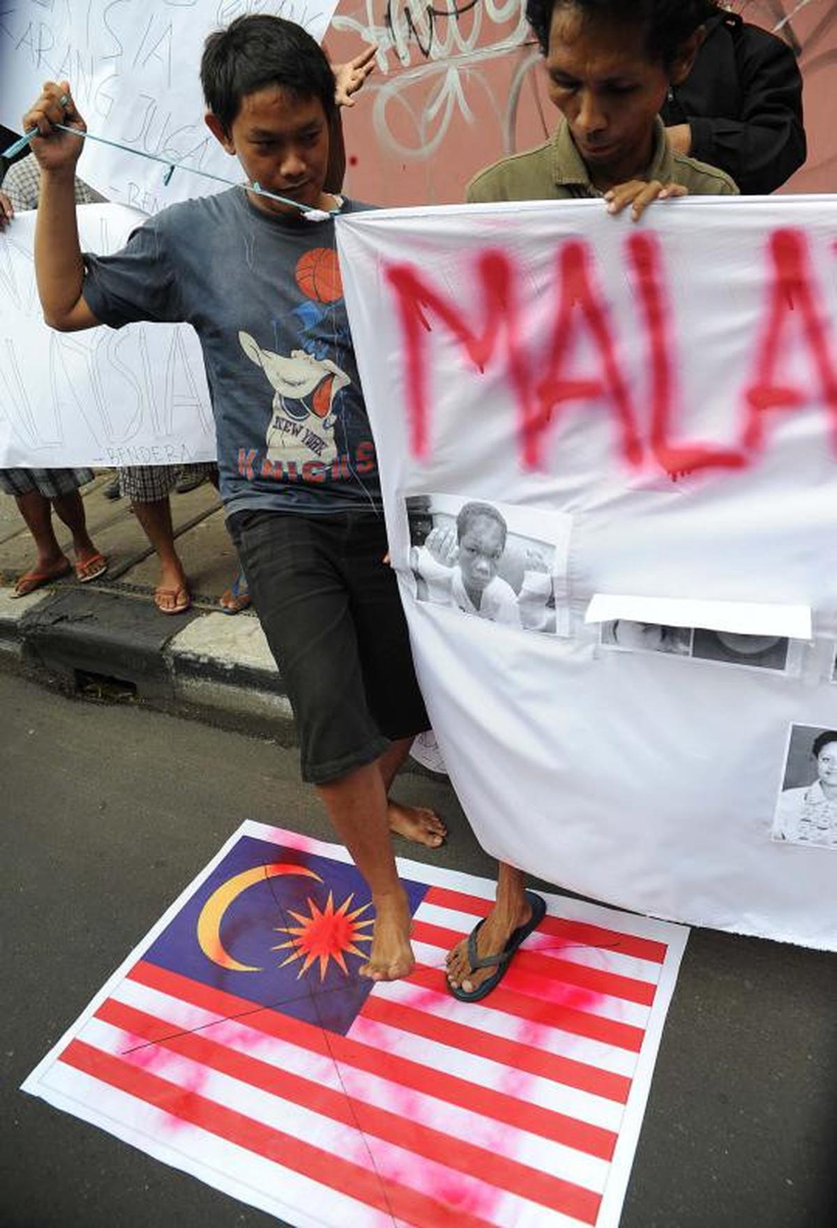 Pengunjuk rasa yang tergabung dalam Aktivis Bendera membakar  bendera  