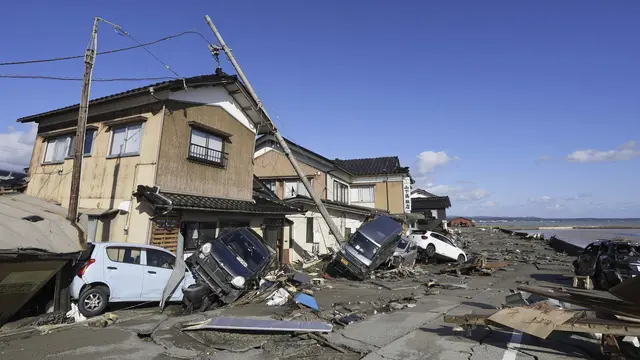 Tim penyelamat berpacu dengan waktu untuk mencari korban selamat gempa Jepang