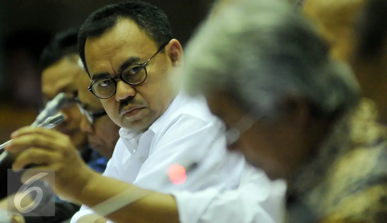 Menteri ESDM, Sudirman Said saat mengikuti Rapat Kerja dengan Komisi VII DPR RI di Kompleks Parlemen, Senayan, Jakarta, Selasa  (12/4). Rapat tersebut membahas Update Perkembangan soal Blok Masela dan Blok Mahakam. (Liputan6.com/Johan Tallo)