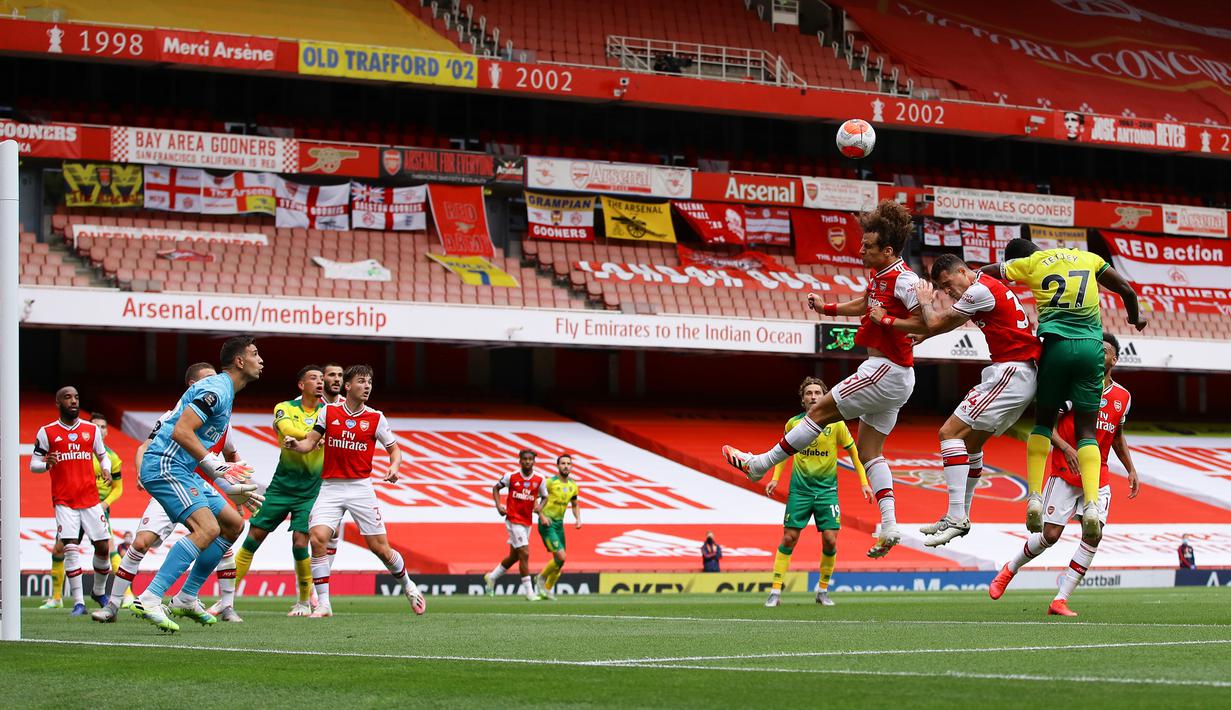 Bek Arsenal, David Luiz, berebut bola atas dengan pemain Norwich City pada laga lanjutan Premier League pekan ke-32 di Emirates Stadium, Kamis (2/7/2020) dini hari WIB. Arsenal menang 4-0 atas Norwich City. (AFP/Richard Heathcote/pool)
