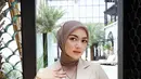 Tampil ala lady boss dengan blazer tailored yang dipadukan dengan hijab segi empat yang dililit rapi ke belakang. Aksen perhiasan seperti kalung minimalis menambah sentuhan elegan yang sophisticated. [@ciraciki].