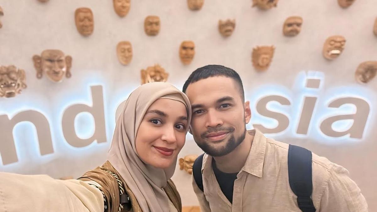 Gaya Layering Modest Shireen Sungkar Saat Berkunjung ke World Expo 2025 di Osaka, Perpaduan Elegansi dan Kasual untuk Travelling