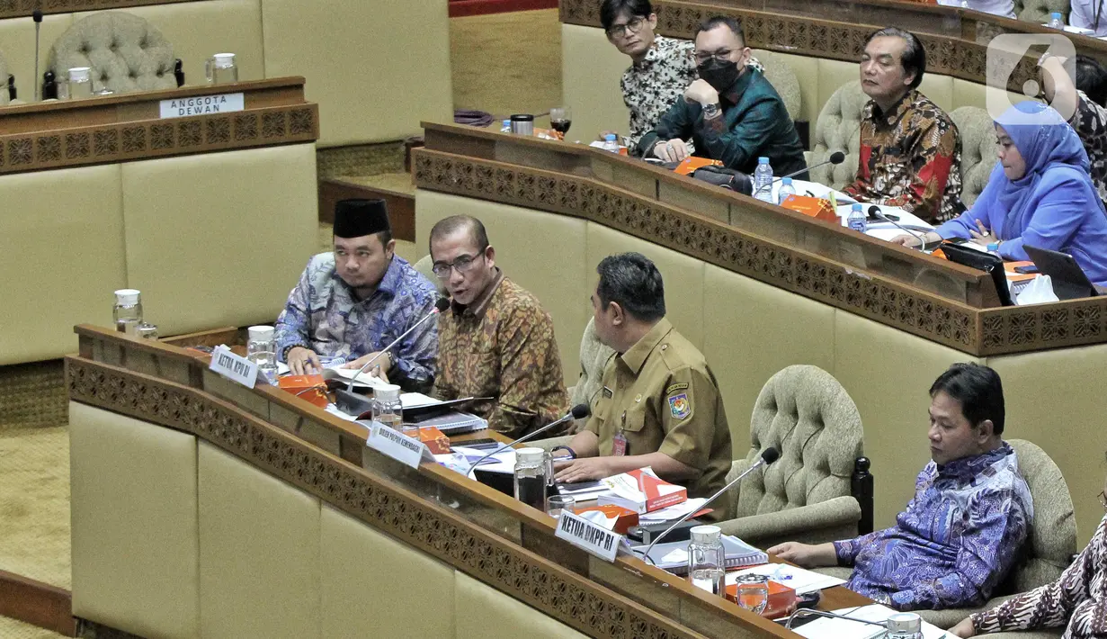 Ketua KPU Hasyim Asy'ari (kedua kiri) mengikuti Rapat Dengar Pendapat (RDP) dengan Komisi II DPR di Kompleks Parlemen, Senayan, Jakarta, Senin (3/10). Rapat Dengar Pendapat (RDP) tersebut membahas rancangan Peraturan KPU (PKPU) tentang penyusunan daftar pemilih dan partisipasi masyarakat dalam pemilihan umum serta PKPU tentang pemilihan Gubernur dan Wakil Gubernur, Bupati dan Wakil Bupati, atau Walikota dan Wakil Walikota serta membahas rancangan PKPU tentang penetapan daerah pemilihan dan alokasi kursi anggota Dewan Perwakilan Rakyat Daerah Kabupaten/Kota dalam pemilihan umum. (Liputan6.com/Angga Yuniar)