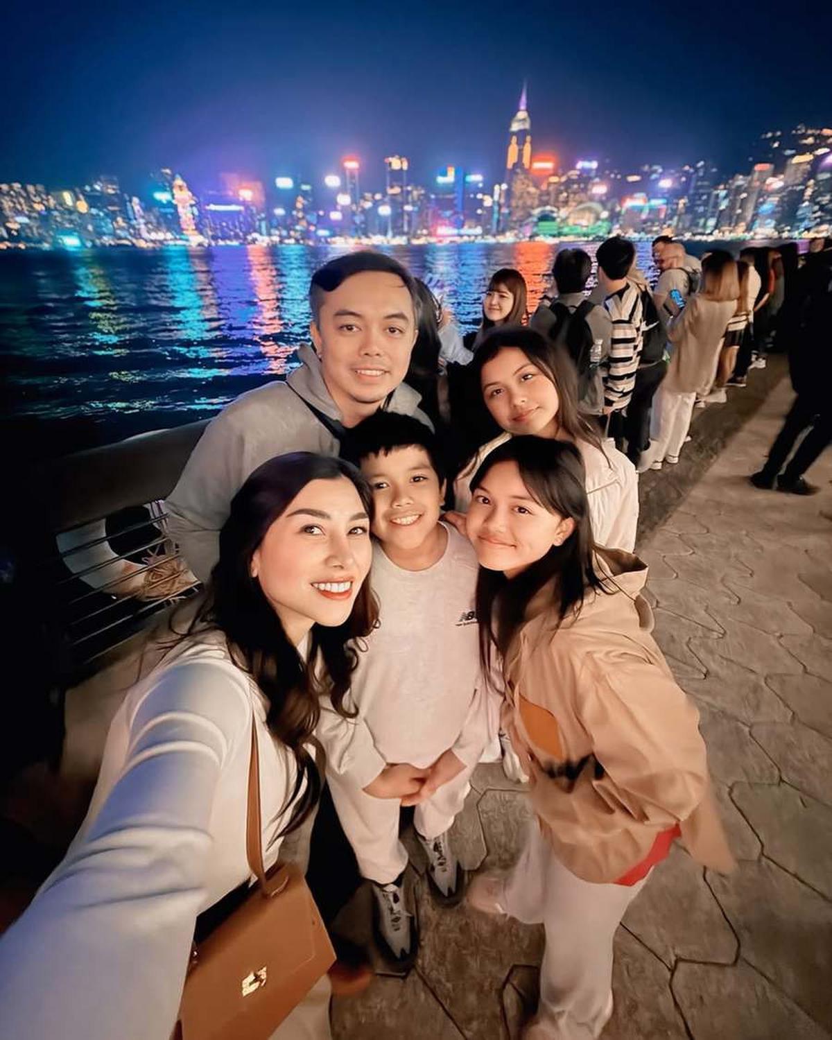 8 Potret Nisya Ahmad Liburan Bareng Mantan Suami dan Anak, Tetap Kompak - Foto Bersama