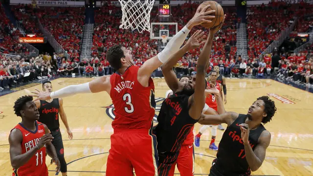 Nikola Mirotic memblok tembakan pemain Blazers