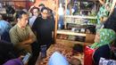 Calon Presiden Nomor Urut 01, Joko Widodo berbincang dengan pedagang saat blusukan ke Pasar Cihaurgeulis, Bandung, Minggu (11/11). Jokowi ditemani oleh Gubernur Jawa Barat Ridwan Kamil dan Ketua Umum Golkar, Airlangga Hartarto. (Liputan6.com/Angga Yuniar)