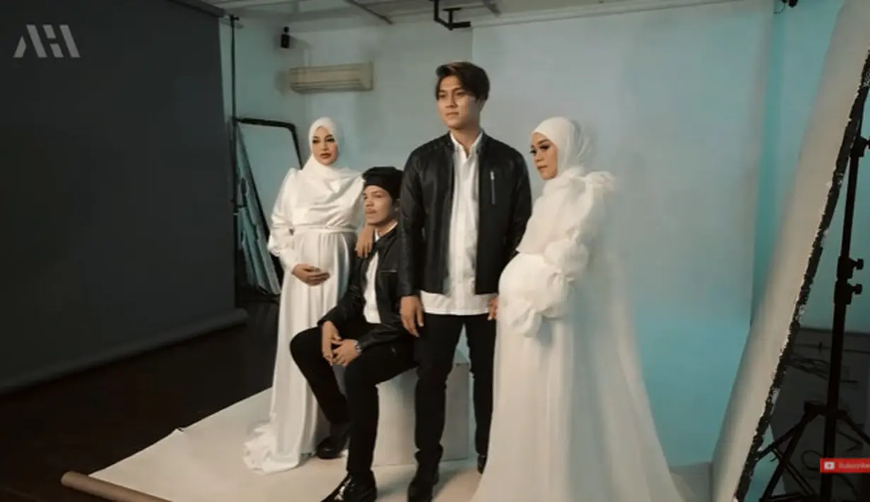 Tampilan sedikit lebih mewah dikenakan Lesty Kejora dengan gaun putih berbahan chiffon. Detail puff sleeve bertingkat memberikan kesan elegan pada tubuh mungilnya. Sementar Rizky Billar memilih bergaya mirip Atta dengan jaket kulit.  (YouTube/AH)