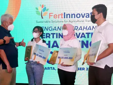 Direktur Transformasi Bisnis PT Pupuk Indonesia Panji Winanteya Ruky (kiri) didampingi Wakil Direktur Utama Nugroho Christijanto (kedua kanan) berbincang dengan para pemenang kompetisi riset pertanian Fertinnovation Challenge 2021 di Jakarta, Senin (20/12/3021). (Liputan6.com/HO/Rizki)