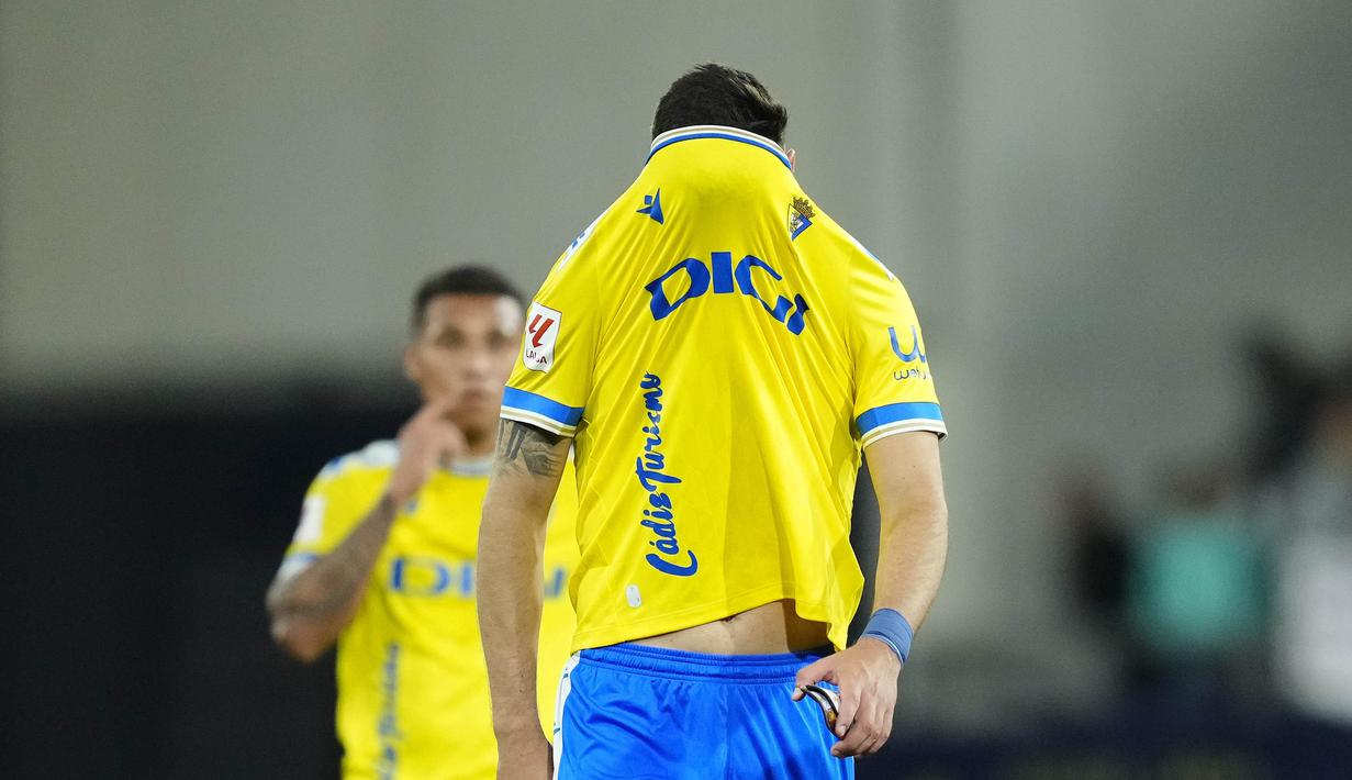 Pemain cadiz, Javi Hernandez, meluapkan kekecewaan setelah ditaklukkan Barcelona pada laga pekan ke-31 La Liga 2023/2024, di Stadion Nuevo Mirandilla, Minggu (14/4/2024). (AP Photo/Jose Breton)