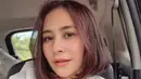 Selain blazer, Prilly juga sering tampil memukau dengan setelan monokrom. Look ini memperkuat kesan classy dan powerful, cocok menggambarkan sosok lady boss yang percaya diri.  (Foto: Prilly Latuconsina)