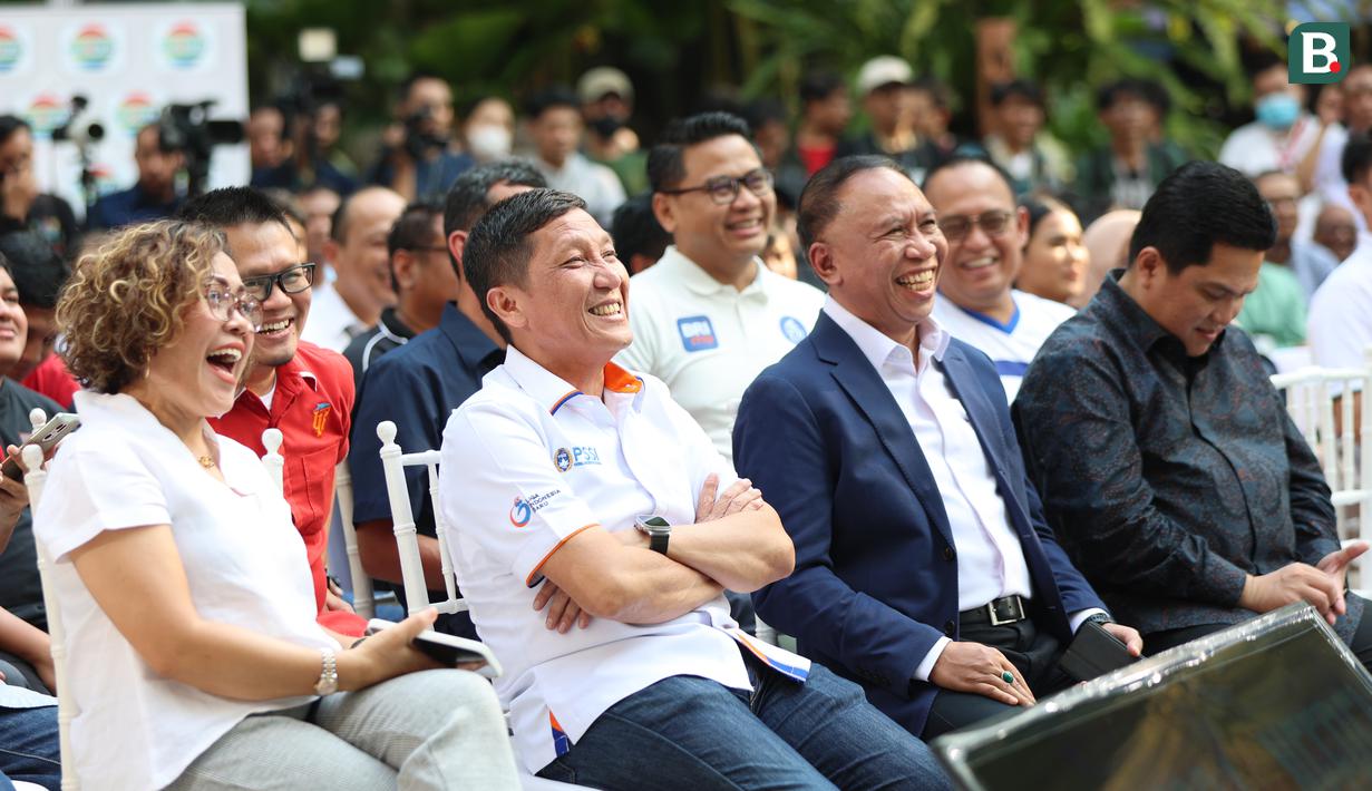 Ketum PSSI Erick Thohir (kanan) bersama Waketum PSSI Zainudin Amali (dua kanan), Dirut LIB Ferry Paulus (dua kiri) dan Direktur Programming SCM Harsiwi Achmad (kiri) saat peluncuran BRI Liga 1 2023/2024 di Jakarta, Senin (26/6/2023). (Bola.com/Abdul Aziz)