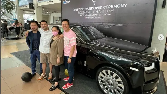 Raffi Ahmad membeli mobil mewah Rolls Royce Phantom seharga Rp 20 miliar