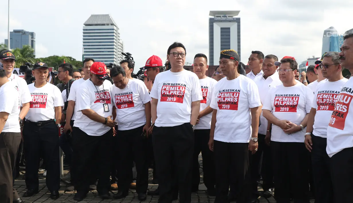 Mendagri, Tjahjo Kumolo (tengah) saat menghadiri apel bersama lawan kampanye hoax dan berujar kebencian di lingkungan Kemendagri dan BNPP di Lapangan Monas, Jakarta, Jumat (15/2). Apel diikuti ASN dari kedua instansi. (Liputan6.com/Helmi Fithriansyah)